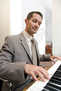 商人弹钢琴图片