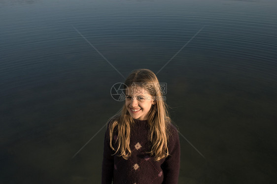 站在河里微笑的女孩图片