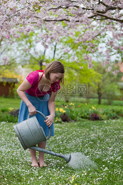 给草浇水的小女孩图片