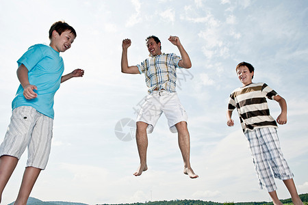父亲和两个儿子跳起来图片