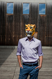 户外戴老虎面具的男人图片