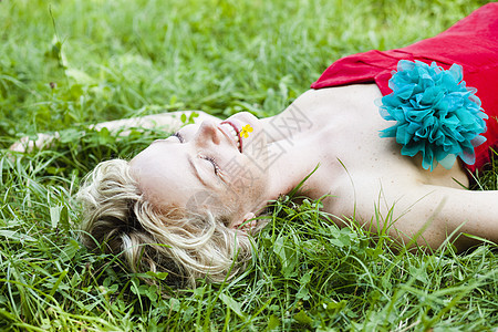 女人躺在草地上闭上眼睛图片