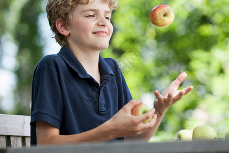 玩苹果游戏的男孩图片