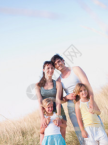 一家人在海滩上图片