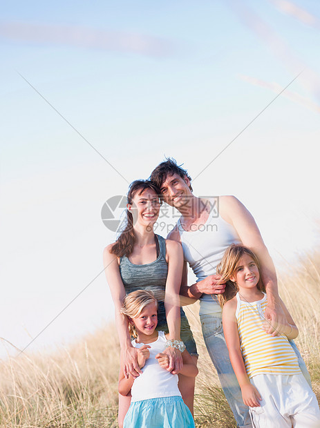 一家人在海滩上图片