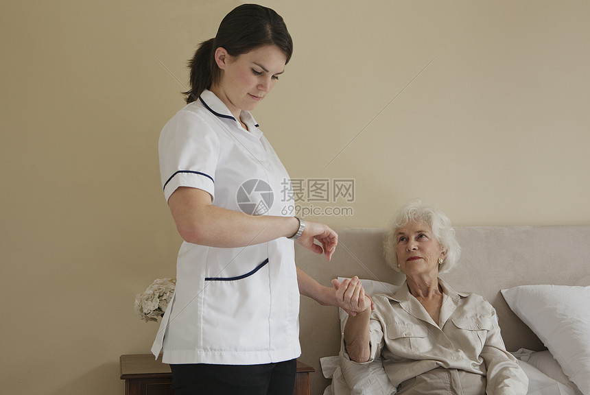 老年妇女脉搏护士图片