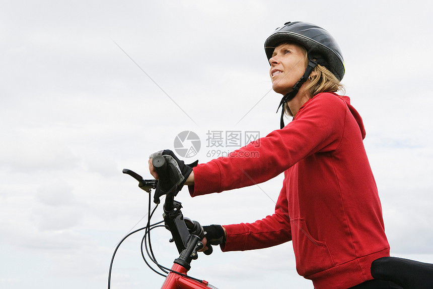 推自行车的女自行车手图片