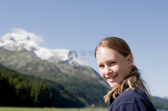 坐在山景里的女孩图片