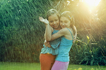 女孩们站在雨中拥抱高清图片
