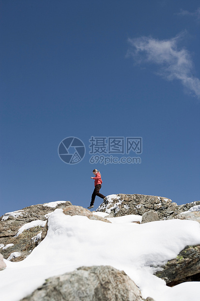 看山景的女孩图片