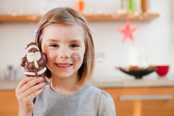 抱着巧克力圣诞老人的小女孩图片