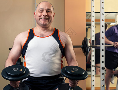 男子在健身房举重锻炼图片