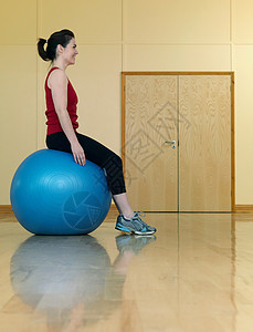 女子坐在健身球平衡图片