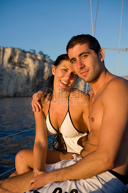 帆船上的年轻夫妇肖像图片