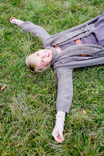 女人躺在草地上图片
