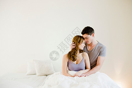 年轻夫妇躺在床上图片