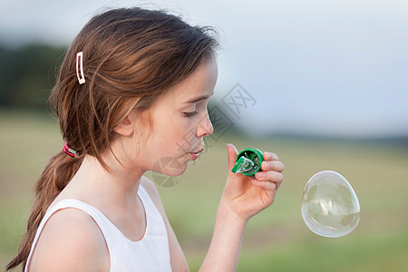 气泡里女孩玩肥皂泡的小女孩背景