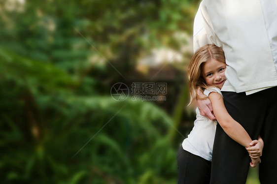抱着母亲的女孩图片