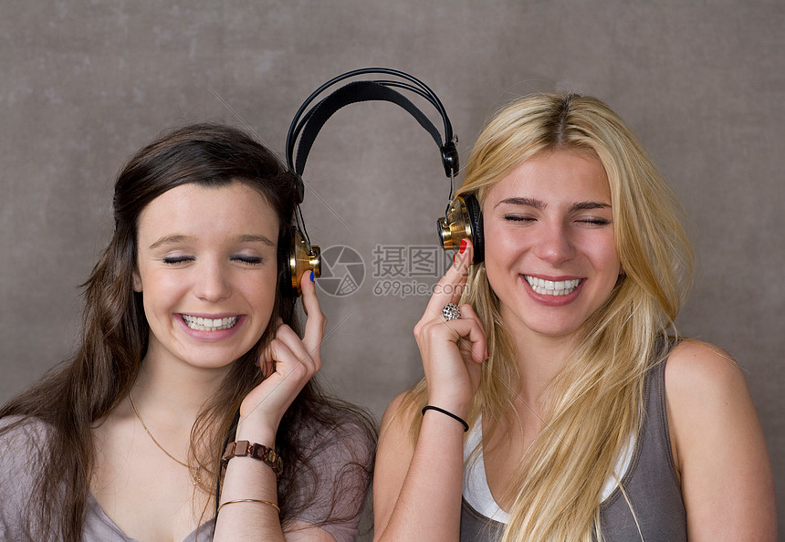青少年朋友共享耳机图片