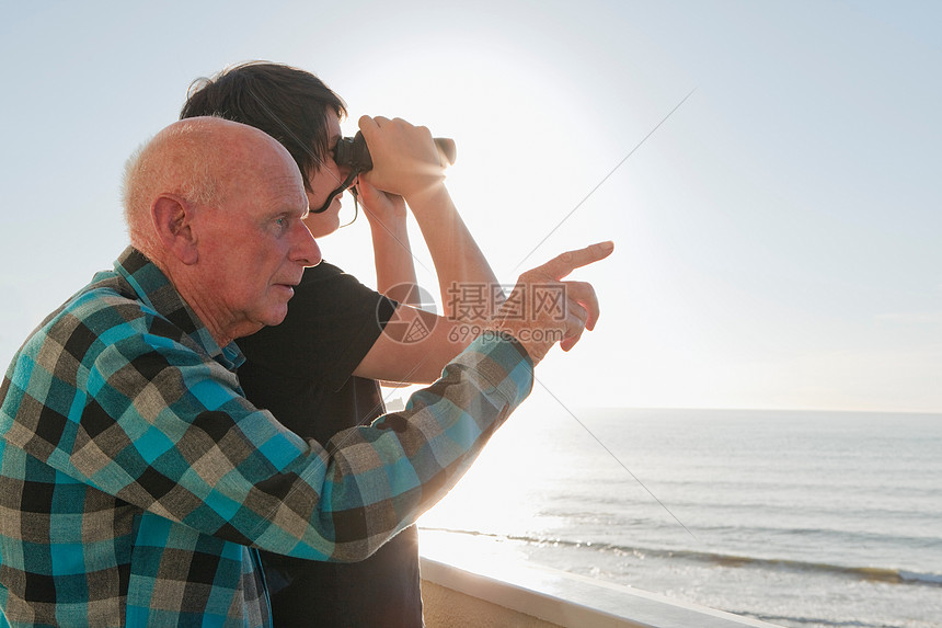 老人和孙子远眺大海图片