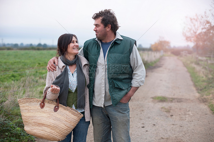 在乡间小路散步的夫妇图片
