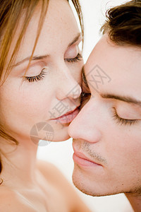 年轻夫妇拥抱亲吻图片