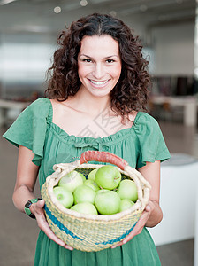 拿着一篮苹果的女人图片