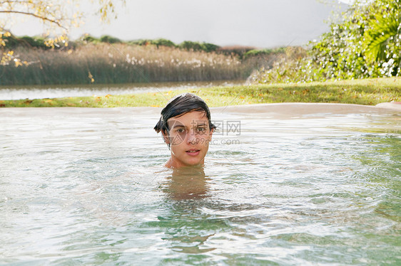 十几岁的男孩在湖里游泳图片