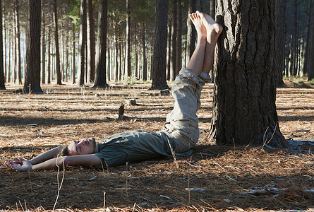 在森林里躺在地上的人图片
