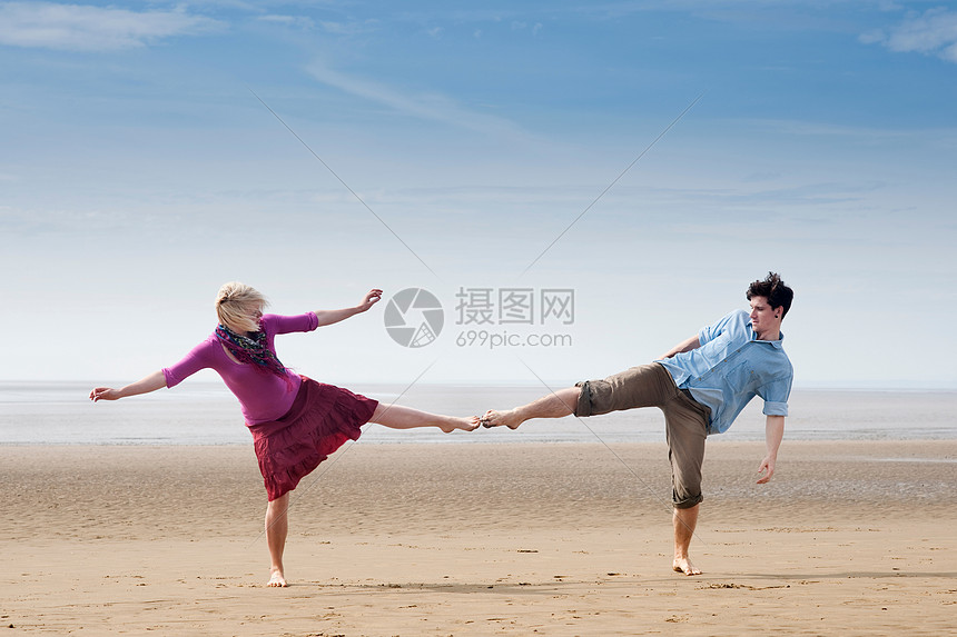 在海滩上碰脚趾的夫妇图片
