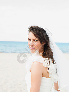 海滩上的新娘看着观众图片