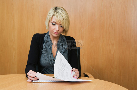 看会议室文件的女人图片