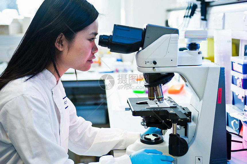 科学家在实验室使用显微镜