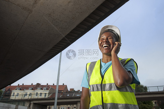 女建筑工人在打电话图片