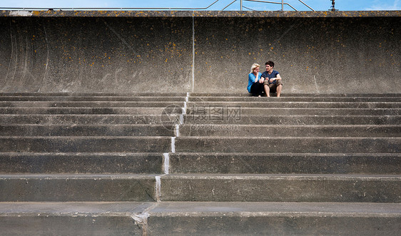 一对夫妇坐在台阶上图片