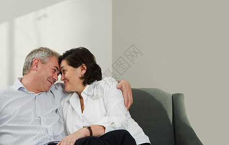 在沙发上拥抱的一对夫妇图片