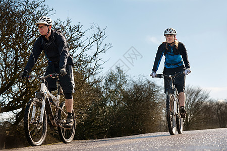 在乡村公路上骑自行车的夫妇图片