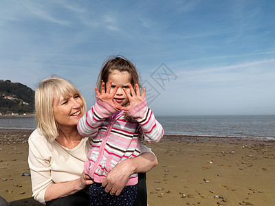 海滩上有孩子的成熟女人图片