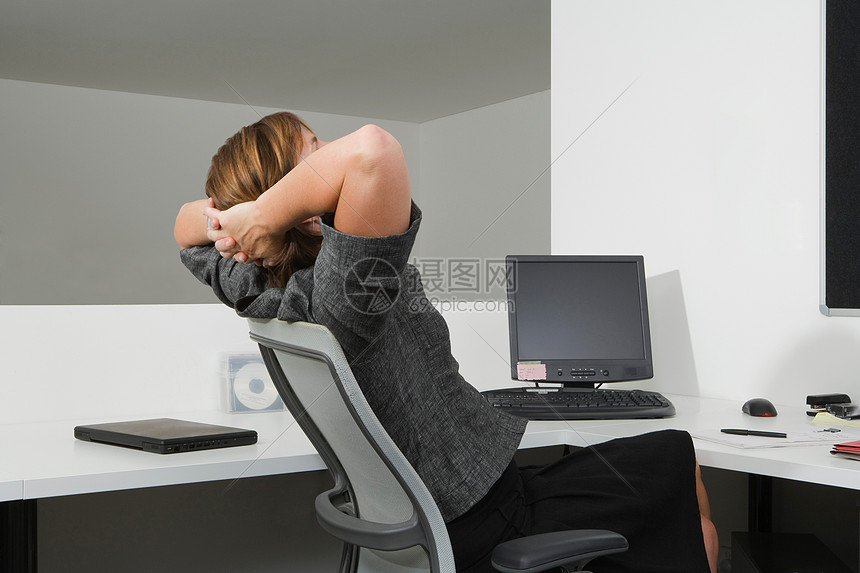 在办公室放松的女人图片