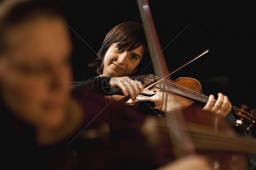 管弦乐队的小提琴手图片