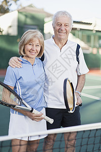 站在网球场上的老夫妇图片