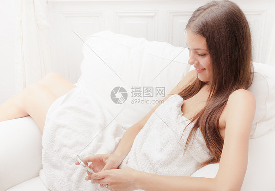 裹着毛巾的女人图片