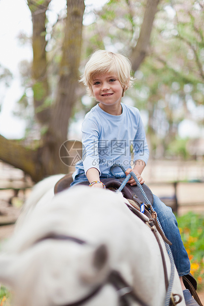 骑马的男孩图片