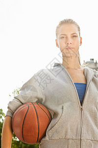 在户外打篮球的女人图片