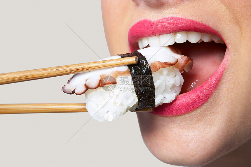 吃寿司的女人图片