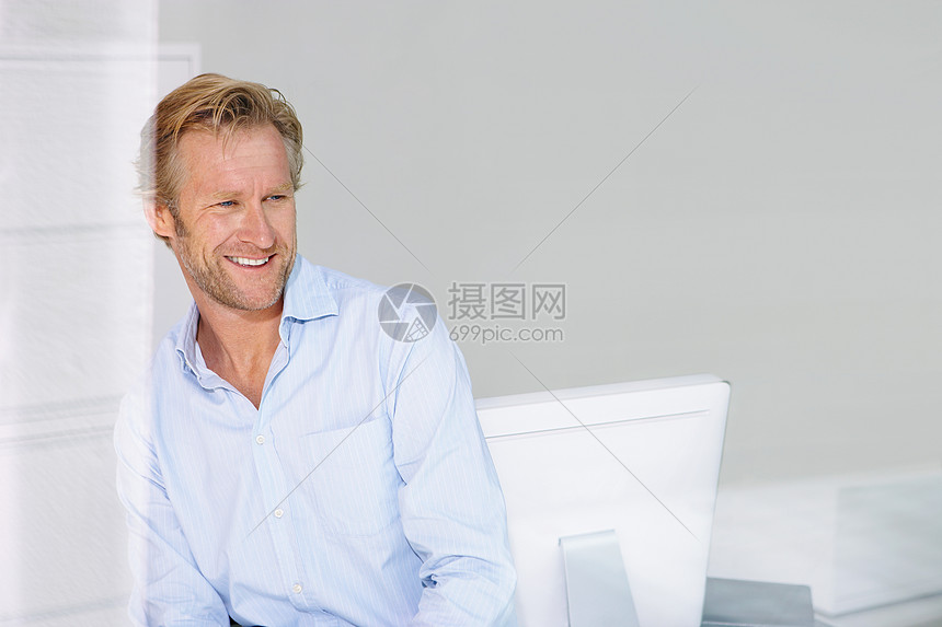 微笑的男人