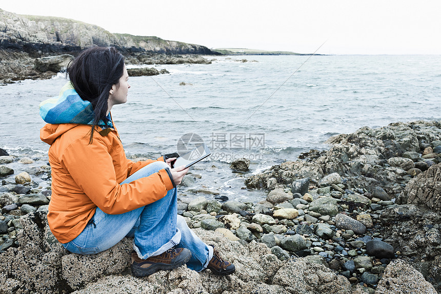 坐在海滩上的女人图片