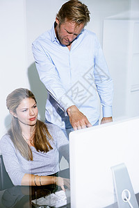 办公室里的男人和女人图片