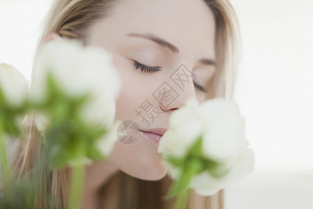 女性闻花特写图片