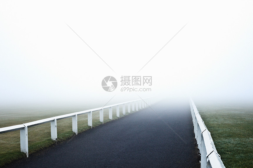 通往雾中的道路图片